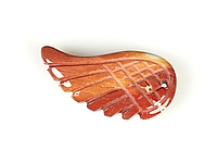 Резная подвеска яшмы Мукаит в форме крыла. Диаметр отверстия 1 мм. Размеры указаны усредненные. 
