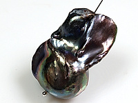 Бусина жемчуга Касуми лайк. Яркий перламутр. Диаметр сквозного отверстия 0.5 мм. Могут встречаться природные неровности и наплывы перламутра. Цена указана за 1 шт., фото №93861