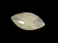 Кабошон лунного камня с участками голубой иризации.  Погрешность измерения 0, 5 - 1 мм. Изредка встречаются микровыемки. 